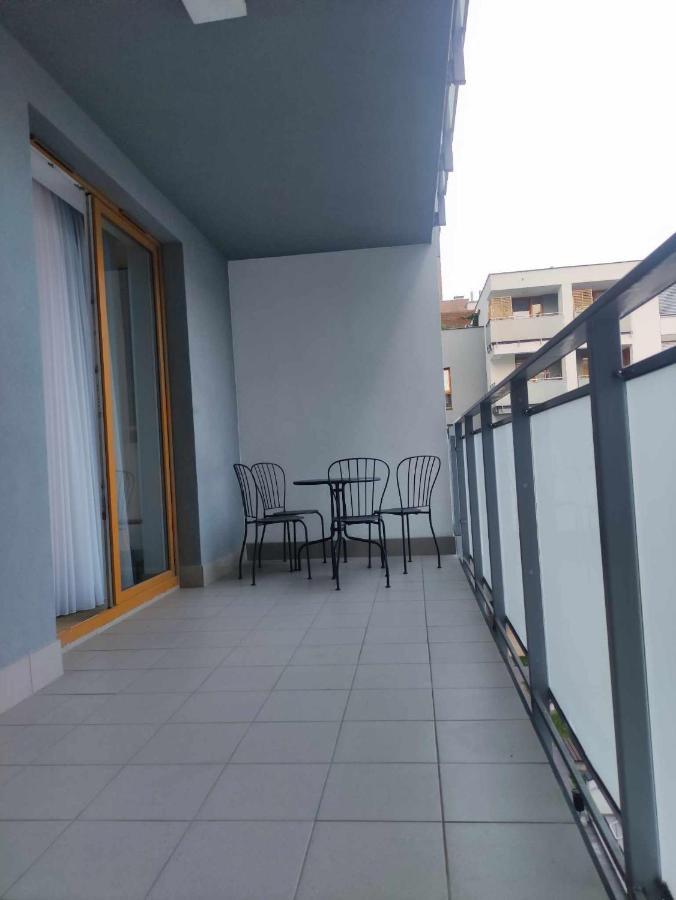 Apartamenty Metro Targowek 27 Varsovie Extérieur photo